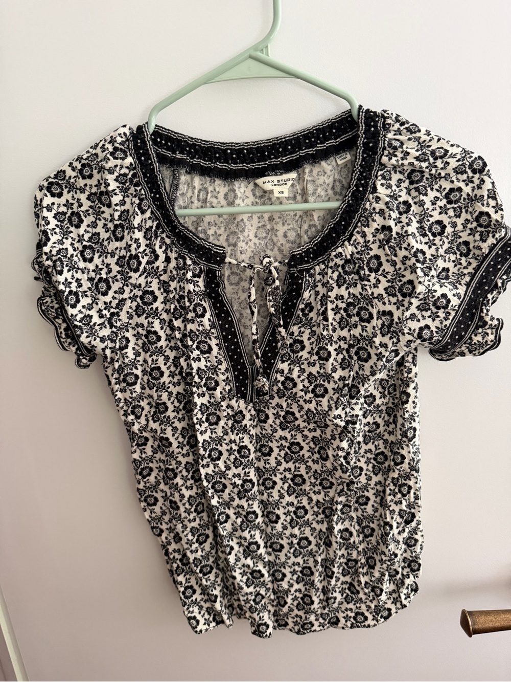 Max Studio Black & White Ruffle Sleeve Top